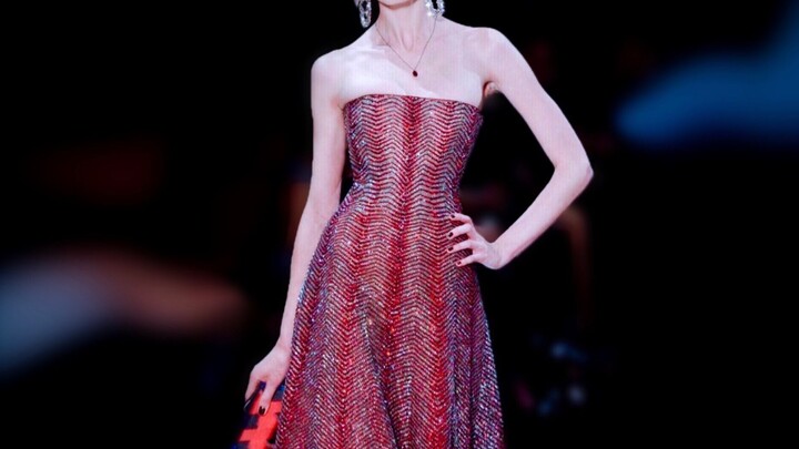 Royal treatment is no ordinary affair: Armani’s exclusive models Agnese Zogla & Elena Egorova – runw