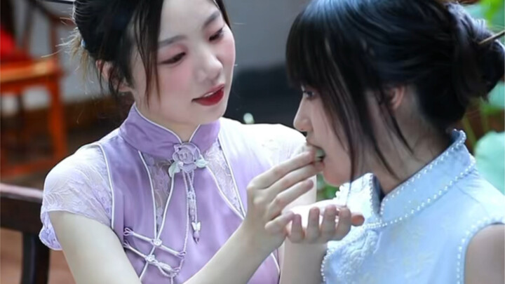 当两个美食博主穿上旗袍