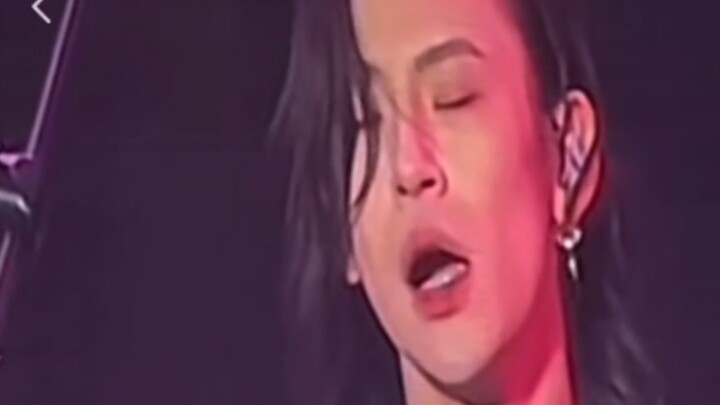 Xiaogui Membelai Gitar