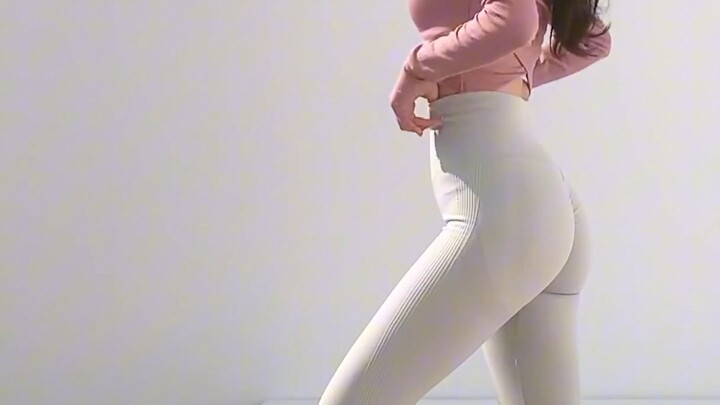 Chae Eun’s sweet yet edgy yoga outfit styling