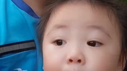 Mọi người còn nhớ cô bé Phi儿 lớn lên trong chiếc hộp giao hàng dễ thương không? Cô bé Phi儿 hiểu chuy