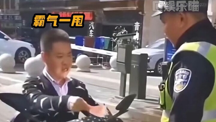 ตำรวจจราจร: คุณลุงท่านนี้ช่างเถียงไม่ขึ้นจริงๆ #ตลก #คาดไม่ถึง