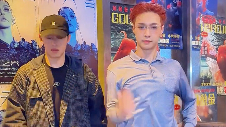 Ya ampun! Yixing dan Grup Tari Buqi berpose bersama~ Sepatu ini sungguh tak tertahankan... Hahahaha!