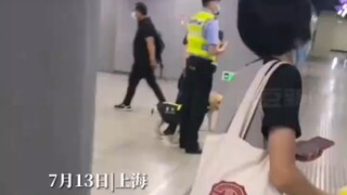 Anjing polisi sedang "bertugas" di stasiun kereta bawah tanah, dan seorang wanita yang lewat mengipa