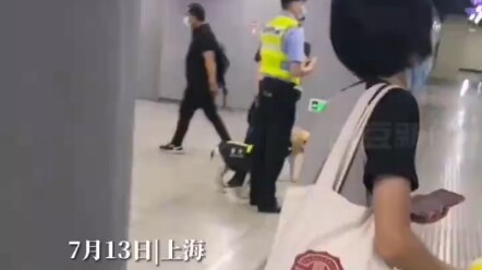 A police dog was on duty at a subway station, and a passing woman fanned it#百观世界#