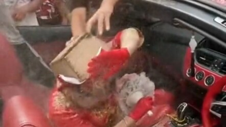 Vào ngày cưới, quan khách rắc đầy mì lên người cô dâu, với ngụ ý mang lại may mắn. Bạn có thể chấp n