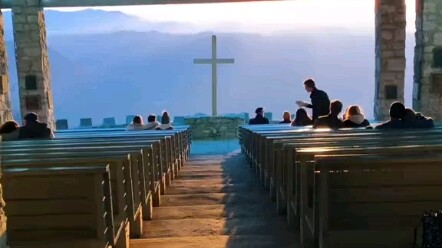 Lebih tepat mengatakan kamu tak tergantikan daripada mengatakan kamu sempurna.