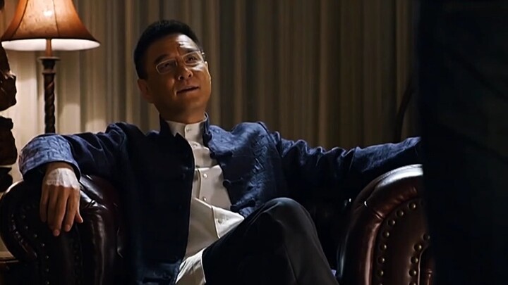 The drug lord planned to find the undercover policeman around him, but he was discovered by the poli