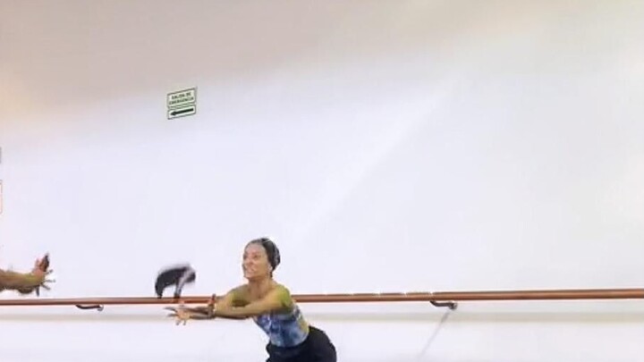 Reproduksi nyata bagaimana penari balet pria berlatih