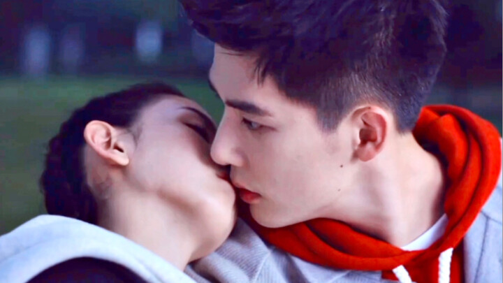 He stole a kiss!! They finally confessed—such sweet everyday moments for this elementary-school coup