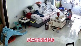 كل صباح، كان الأب يحتضن الطفل قبل الذهاب إلى العمل، لكنه نسي ذلك اليوم...