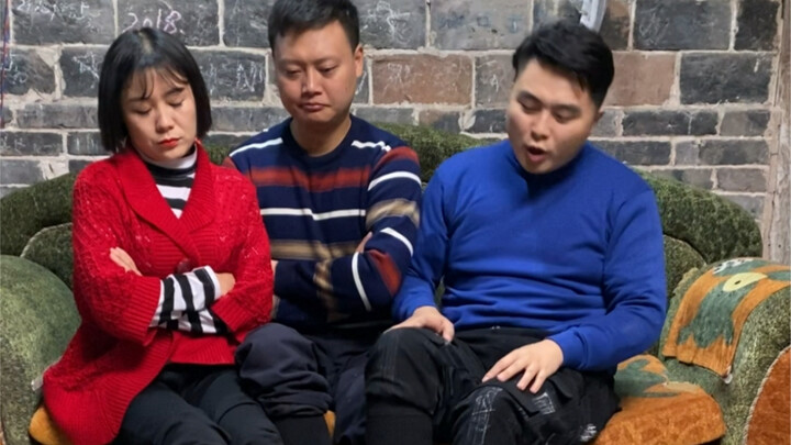 Sao các anh em lại phải ngủ trên ghế sofa?