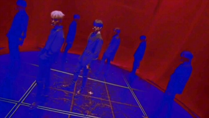 Keluarga boyband mana yang masih berani membiarkan wajah utama dan vokalis utama menari intro?