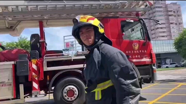 In order to experience the intensity of firefighters' training, the chair king challenged himself to