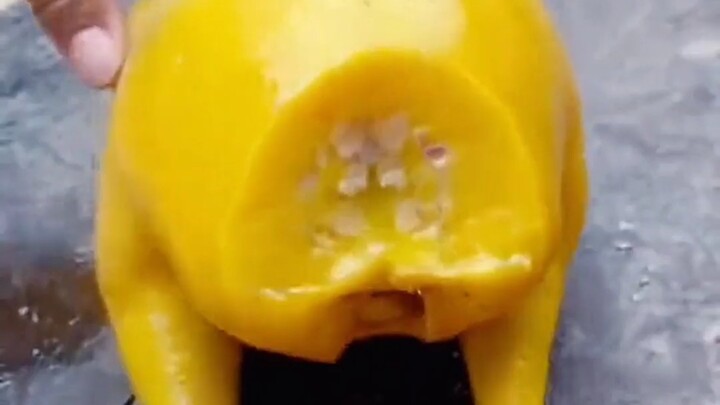 Ayam ini kenapa, dalamnya cuma minyak melulu?