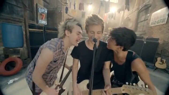 5 sos- She looks so perfect