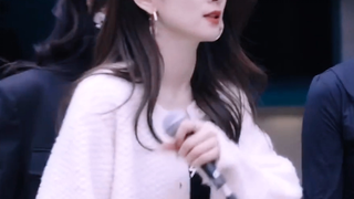 这段拖地舞有妩媚劲儿，还有那一低头好美好美