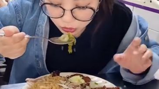 Thưởng thức Cơm Tấm Ba Ghiền - Food tour Sài Gòn - Tiểu Màn Thầu