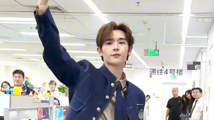 غاؤ تشينغتشن يرقص في المكتب فيُحاط به الجميع فيشعر أنه يتمنى لو يختفي تحت الأرض، لكن ما إن تبدأ المو