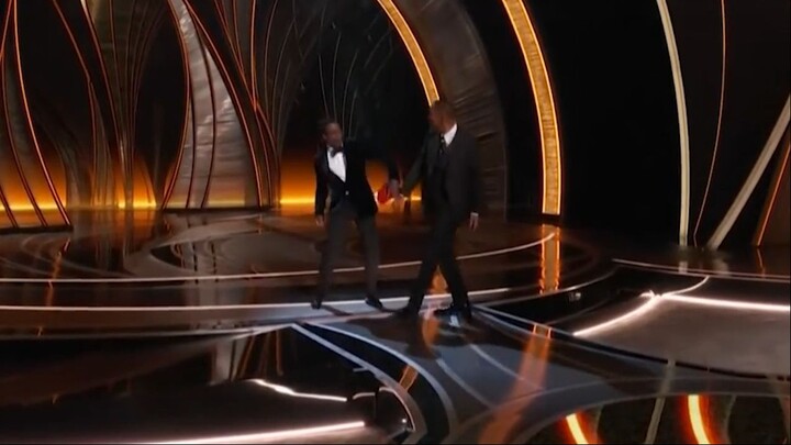 Will Smith strikes Chris Rock l Oscars moment