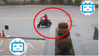 Đang vào ATM rút tiền, thanh niên bị 2 tên 'TRỘM XE MÁY' tẩu thoát #doisong
