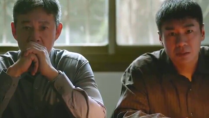ตำรวจนักสืบอาวุโสสองคนนั่งหันหน้าเข้าหากัน เพียงประโยคเดียวก็เปิดโปงคดีเก่าที่ถูกปิดผนึกมานานหลายปี 