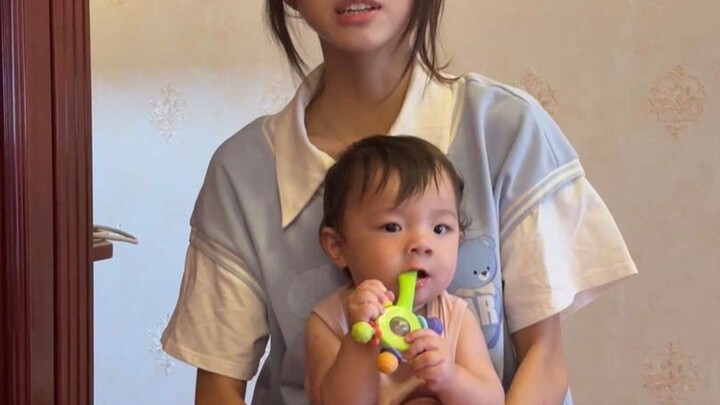 Bukankah adik perempuan memang ditujukan untuk mengasuh anak?