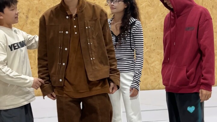 You can't beat me at mechanical dance, so let's compete in overall joint flexibility, huh? Don't bla