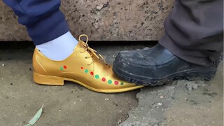 تعال واصعد على حذائي يا سيدي