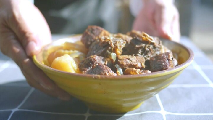 The female streamer ordered eight bowls of beef. Upon hearing this, the chef was unhappy—what a wast