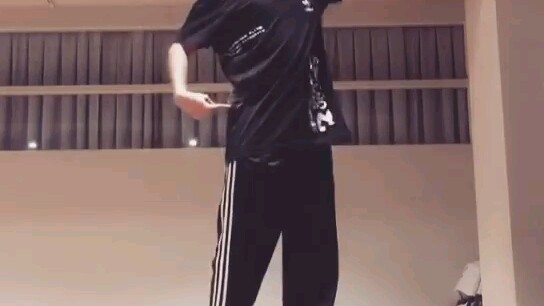 D.Ark Diya Ke Jin Yulin cập nhật Dance Boy trên Instagram