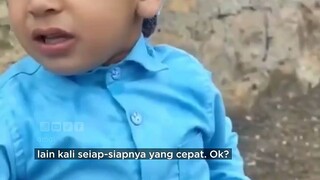 seorang anak yg nangis karna Ketinggalan solat berjamaah d masjid, apa kabar iman kita?