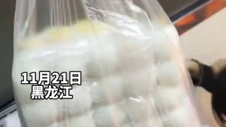 Pria masuk toko beli kue ketan, malah tak disangka terkunci bersama si bos perempuan di dalam toko! 