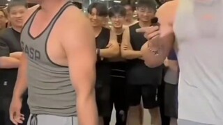 男生健完身坐地铁遇小女孩一直盯着看，看摄像头的自己都吓了一跳