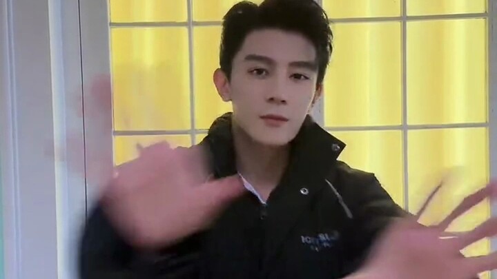 I really love watching him dance! Those last few moves totally remind me of Brother Ruan breaking in