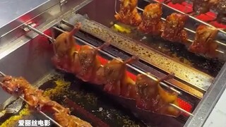 أرادت الفتاة أن تأكل رقبة البط، لكن أمها نهرتها لفترة طويلة. ألا يمكن إسعاد الطفل قليلاً؟