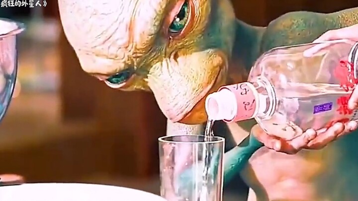 Người ngoài hành tinh lạc xuống Trái Đất, chẳng ngờ bị coi là khỉ để huấn luyện xiếc, lại còn mê uốn