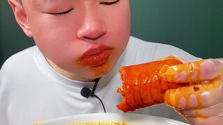 Keong laut ini renyah, empuk, dan sangat segar! Sosis ham super pedas benar-benar nikmat!