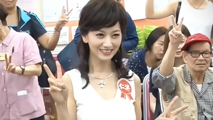 دخلت تشاو ياه تشيه دار الرعاية لزيارة المسنين، فمسكت الجدة يد تشاو ياه تشيه وسألتها: "يا فتاتي الصغي