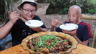 Braised Chicken with Green Pepper and Soybeans: Amazingly Tender