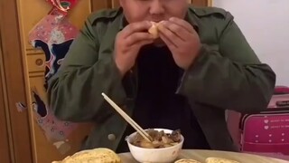 早期良子挑战吃大饼
