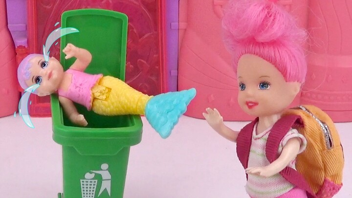 Nhà hát Barbie: Nàng tiên cá bé được tìm thấy trong thùng rác và được mang về nhà trong cặp đi học