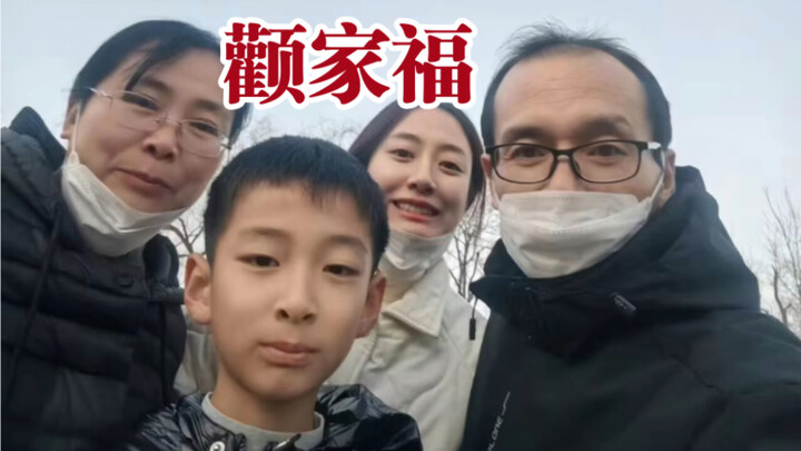 مجرد أن أكون مع أبي وأمي وأخي الصغير، حتى حفنة من أشعة الشمس تصبح كالذهب.