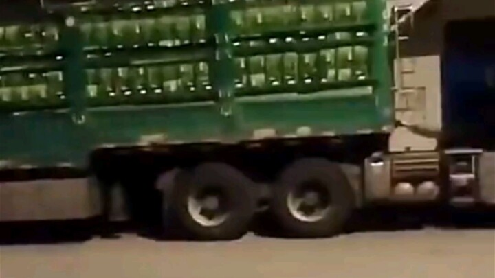 Astaga, Kak! Cara bertarung mereka berdua berubah dari botol menjadi truk trailer! Jangan ditiru, ka