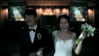 The bride danced to Maroon 5's "Sugar" at the wedding and smiled beautifully.