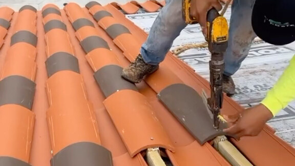 Construction process of installing roof tiles on rural houses