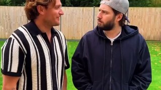 Anh bạn tỏ vẻ rất bối rối...