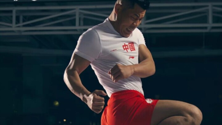 Li Jingliang’s become a Lining spokesperson now—so handsome! Such a kind and benevolent look.