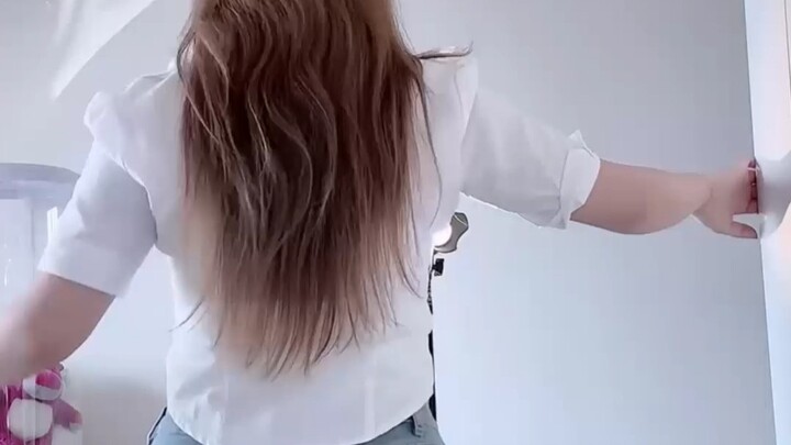 Gadis cantik mengenakan celana jeans ketat dalam siaran langsung