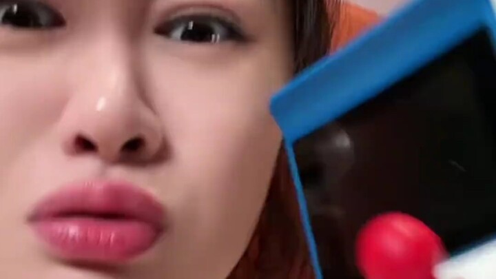 امرأة من شينجيانغ تجنّت في أول زيارة لها إلى هواقيانغبي في شنتشن! كانت تنوي فقط لصق غطاء حماية للهات